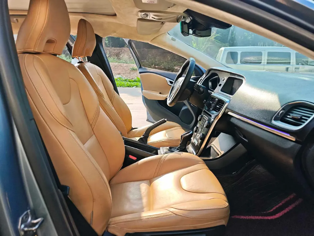 2018 Volvo V40 1.5T 152HP L4 6AT,autocango,china used car exporter,china ev exporter,chinese used car exporter,chinese used ev exporter