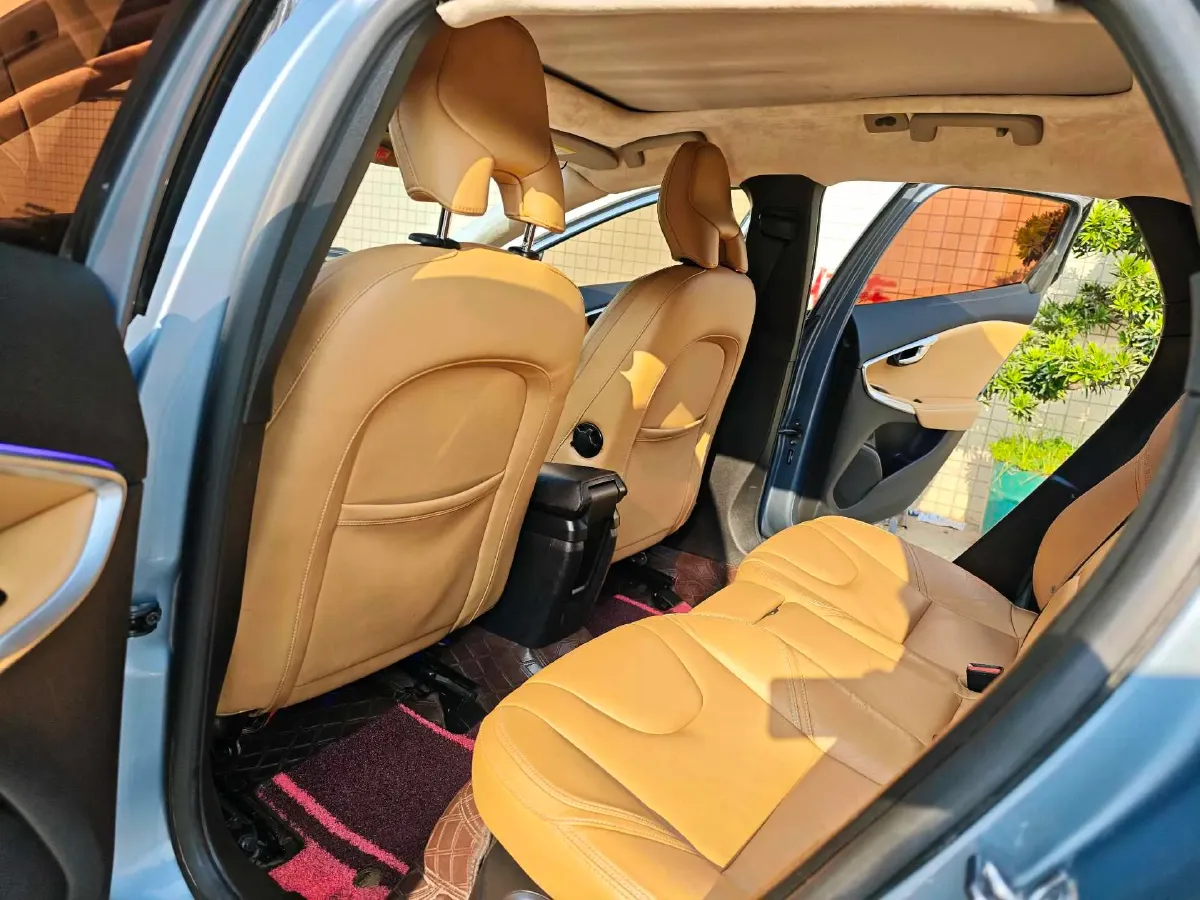 2018 Volvo V40 1.5T 152HP L4 6AT,autocango,china used car exporter,china ev exporter,chinese used car exporter,chinese used ev exporter