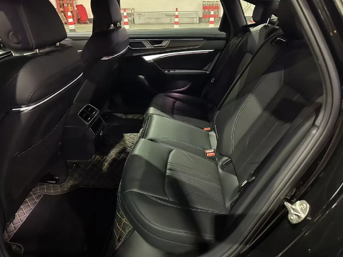 2025 Audi A6L 2.0T 190HP L4 7DCT,autocango,china used car exporter,china ev exporter,chinese used car exporter,chinese used ev exporter