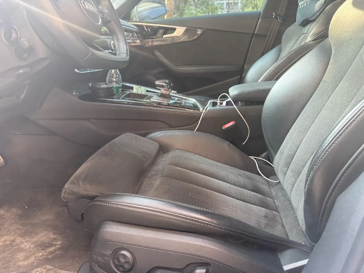 2023 Audi A4L 2.0T 245HP L4 7DCT,autocango,china used car exporter,china ev exporter,chinese used car exporter,chinese used ev exporter