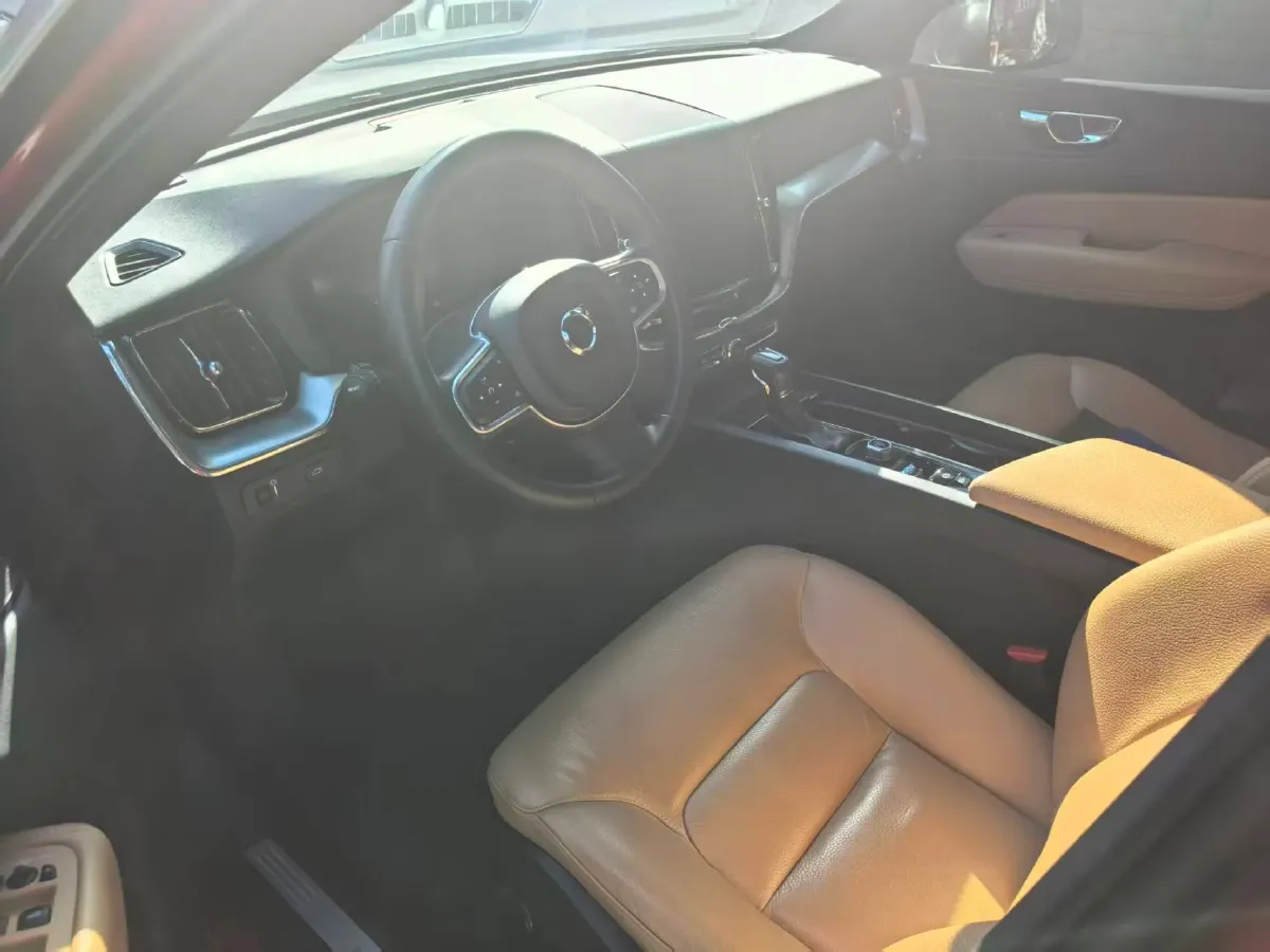 2018 Volvo XC60 2.0T 254HP L4 8AT,autocango,china used car exporter,china ev exporter,chinese used car exporter,chinese used ev exporter