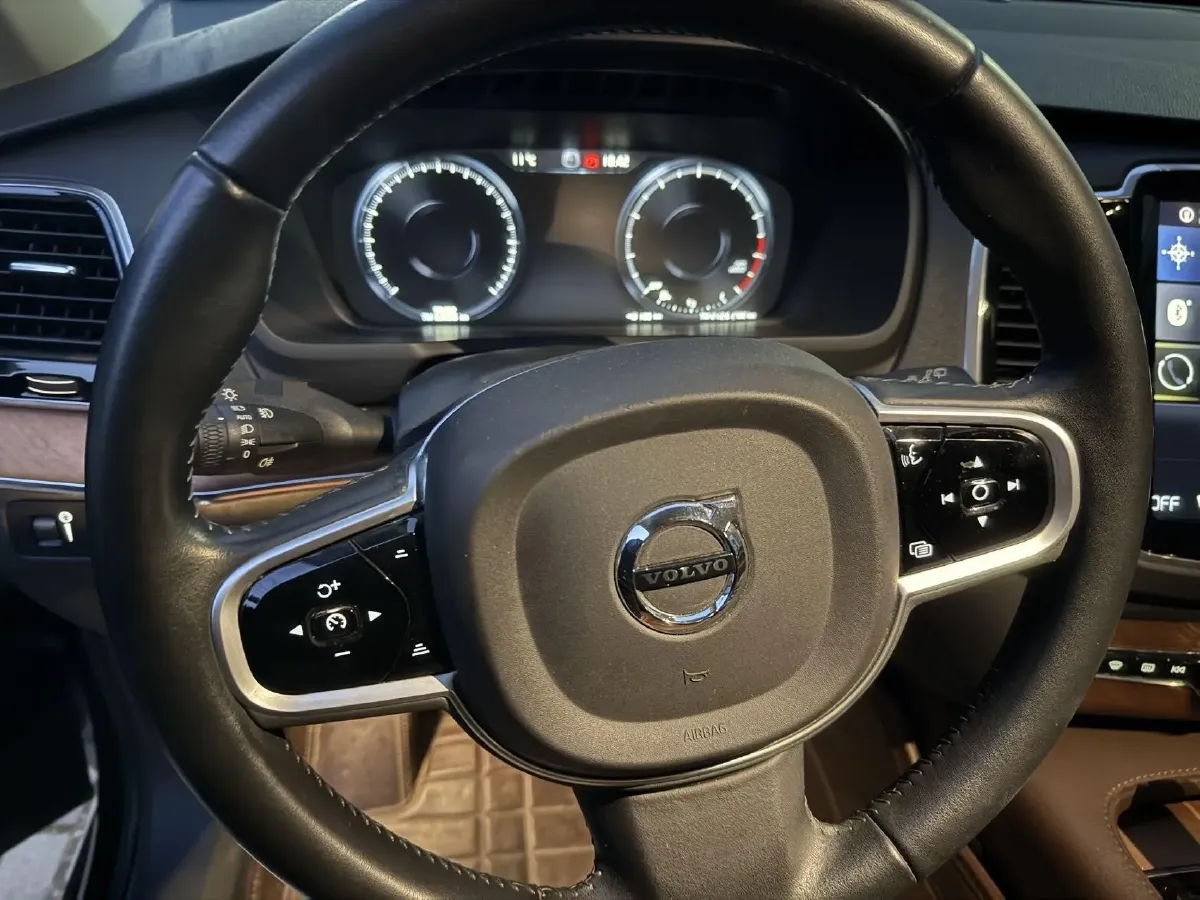 2019 Volvo XC90 2.0T 320HP L4 8AT,autocango,china used car exporter,china ev exporter,chinese used car exporter,chinese used ev exporter