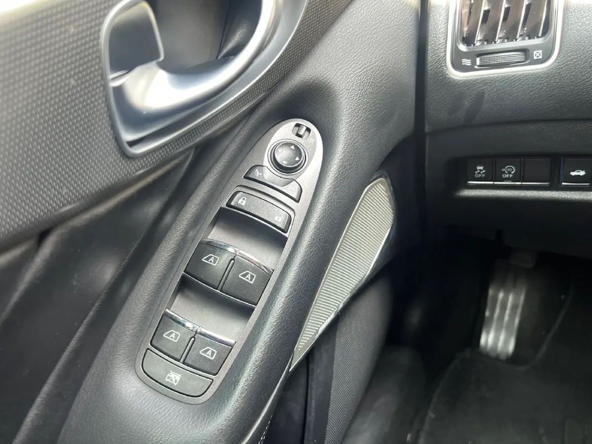 2018 Jeep Grand Commander 2.0T 265HP L4 9AT,autocango,china used car exporter,china ev exporter,chinese used car exporter,chinese used ev exporter