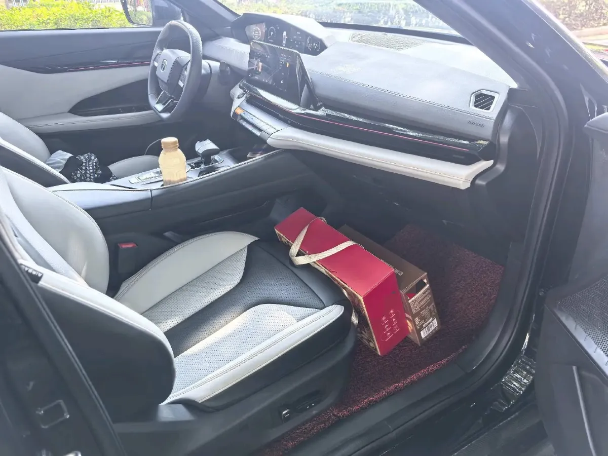 2024 ChangAn UNI-V iDD 1.5L 110HP L4 E-CVT PHEV 18.99KWH,autocango,china used car exporter,china ev exporter,chinese used car exporter,chinese used ev exporter