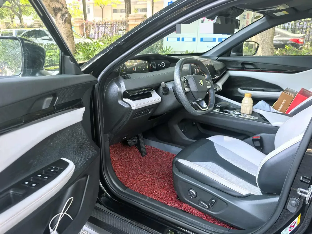 2024 ChangAn UNI-V iDD 1.5L 110HP L4 E-CVT PHEV 18.99KWH,autocango,china used car exporter,china ev exporter,chinese used car exporter,chinese used ev exporter