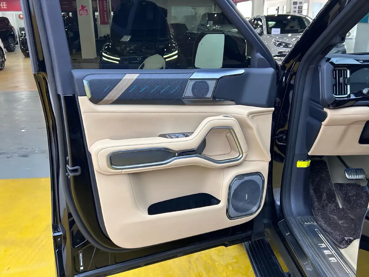 2025 FangChengBao Bao 8 2.0T 245HP L4 E-CVT PHEV 36.8KWH,autocango,china used car exporter,china ev exporter,chinese used car exporter,chinese used ev exporter