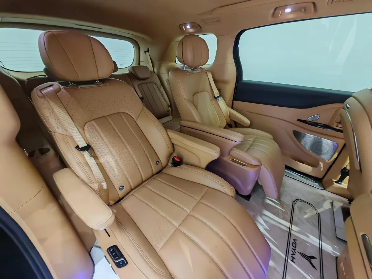 2024 Voyah Dream 1.5T 150HP L4 PHEV 43KWH,autocango,china used car exporter,china ev exporter,chinese used car exporter,chinese used ev exporter