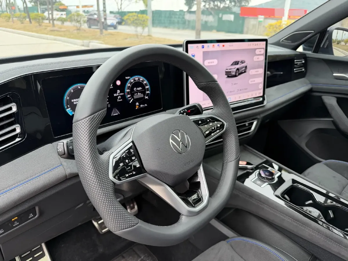 2024 Volkswagen Tiguan L 2.0T 220HP L4 7DCT,autocango,china used car exporter,china ev exporter,chinese used car exporter,chinese used ev exporter