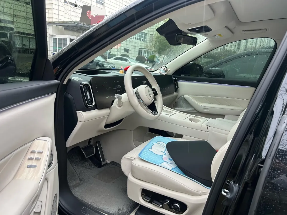 2025 AITO AITO M8 REEV 160HP REEV 53.4KWH,autocango,china used car exporter,china ev exporter,chinese used car exporter,chinese used ev exporter