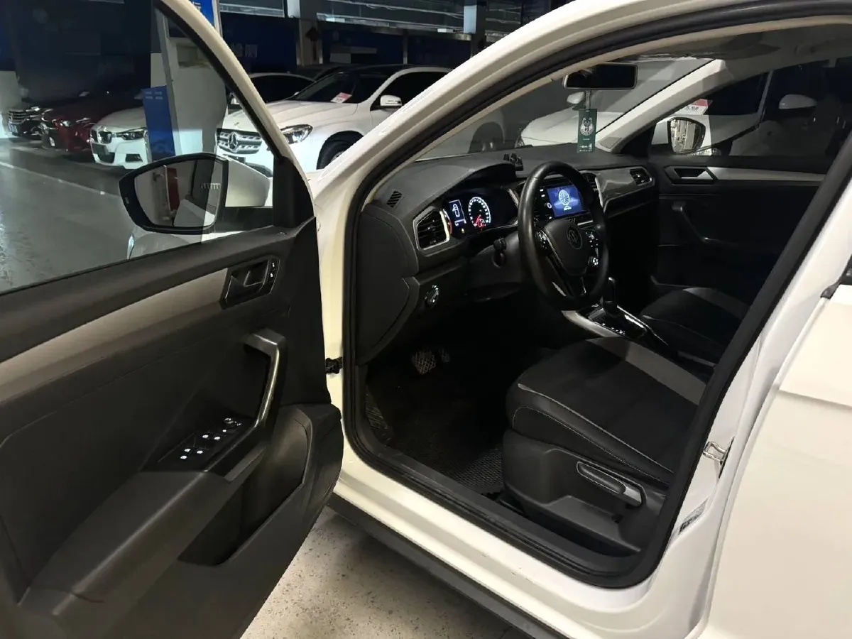 2022 Volkswagen T-Roc 1.4T 150HP L4 7DCT,autocango,china used car exporter,china ev exporter,chinese used car exporter,chinese used ev exporter