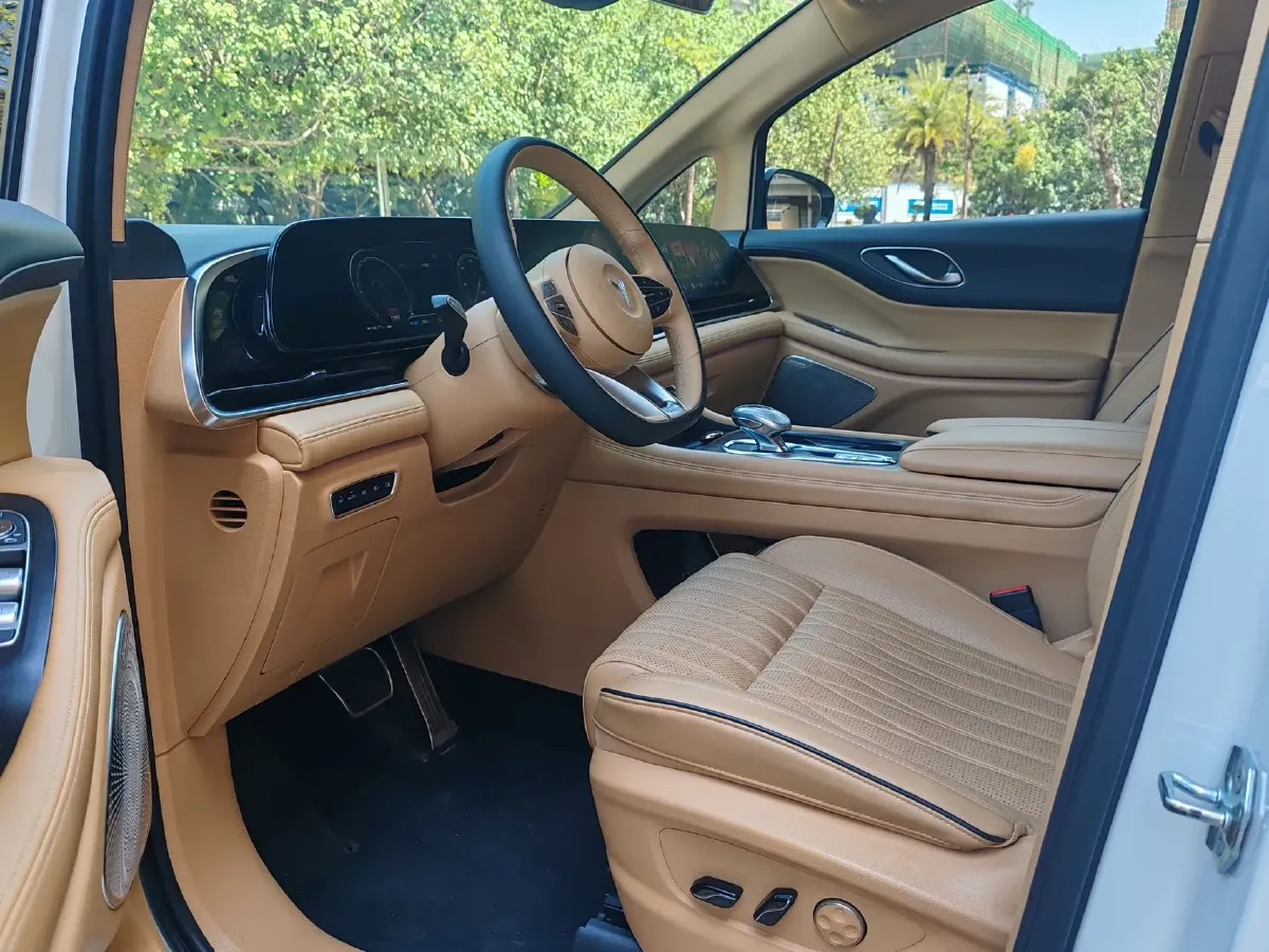 2022 Voyah Dream 1.5T 136HP L4 PHEV 25.57KWH,autocango,china used car exporter,china ev exporter,chinese used car exporter,chinese used ev exporter