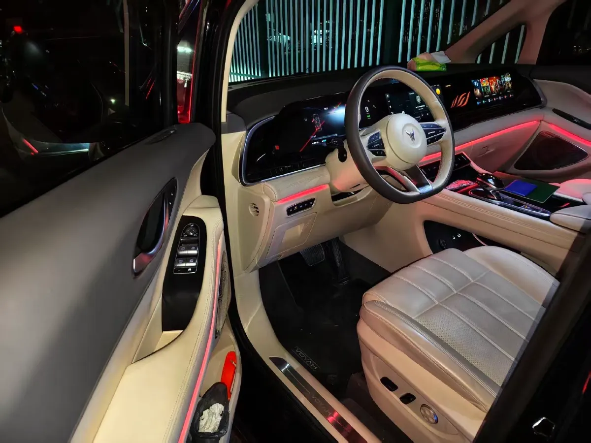 2024 Voyah Dream 1.5T 150HP L4 PHEV 43KWH,autocango,china used car exporter,china ev exporter,chinese used car exporter,chinese used ev exporter