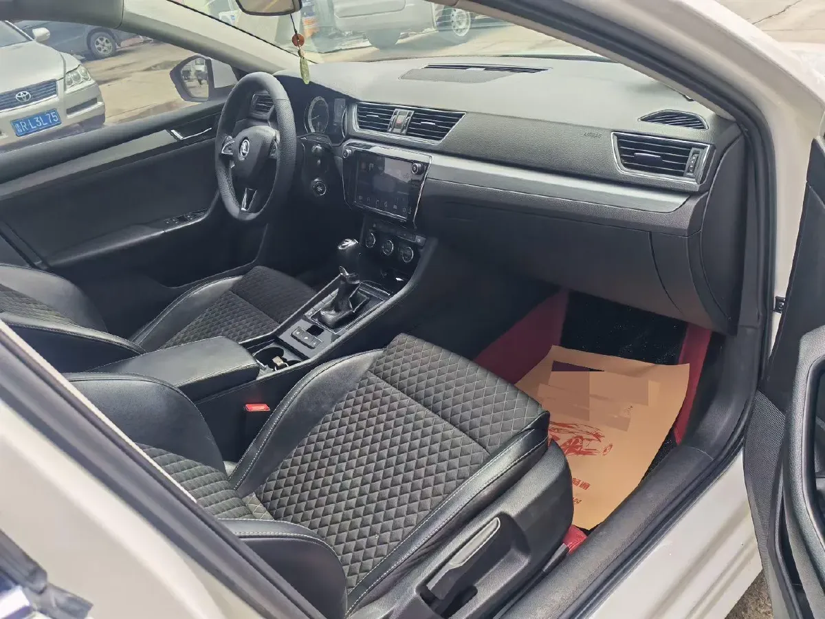 2018 Skoda Superb 1.8T 180HP L4 7DCT,autocango,china used car exporter,china ev exporter,chinese used car exporter,chinese used ev exporter