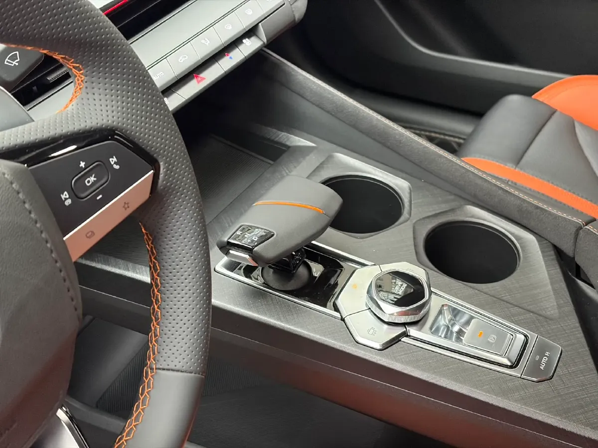 2024 ChangAn UNI-V 1.5T 188HP L4 7DCT,autocango,china used car exporter,china ev exporter,chinese used car exporter,chinese used ev exporter