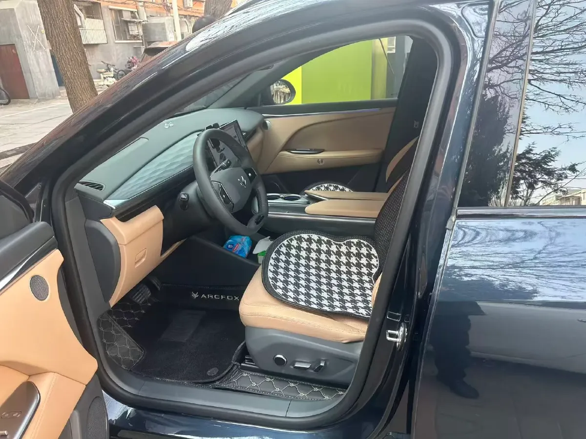 2024 HongQi H5 2.0T 224HP L4 8AT,autocango,china used car exporter,china ev exporter,chinese used car exporter,chinese used ev exporter