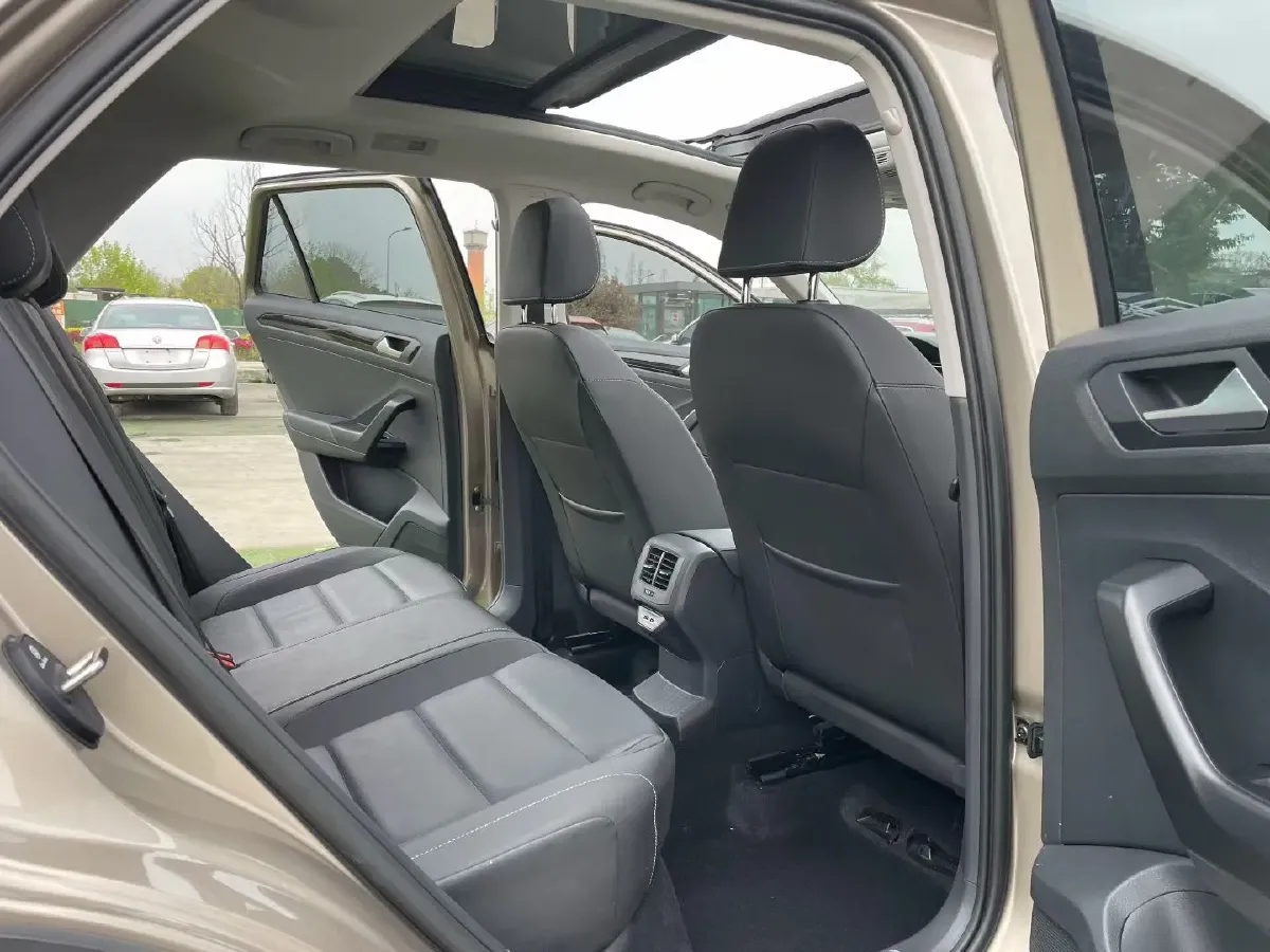 2022 Volkswagen T-Roc 1.4T 150HP L4 7DCT,autocango,china used car exporter,china ev exporter,chinese used car exporter,chinese used ev exporter