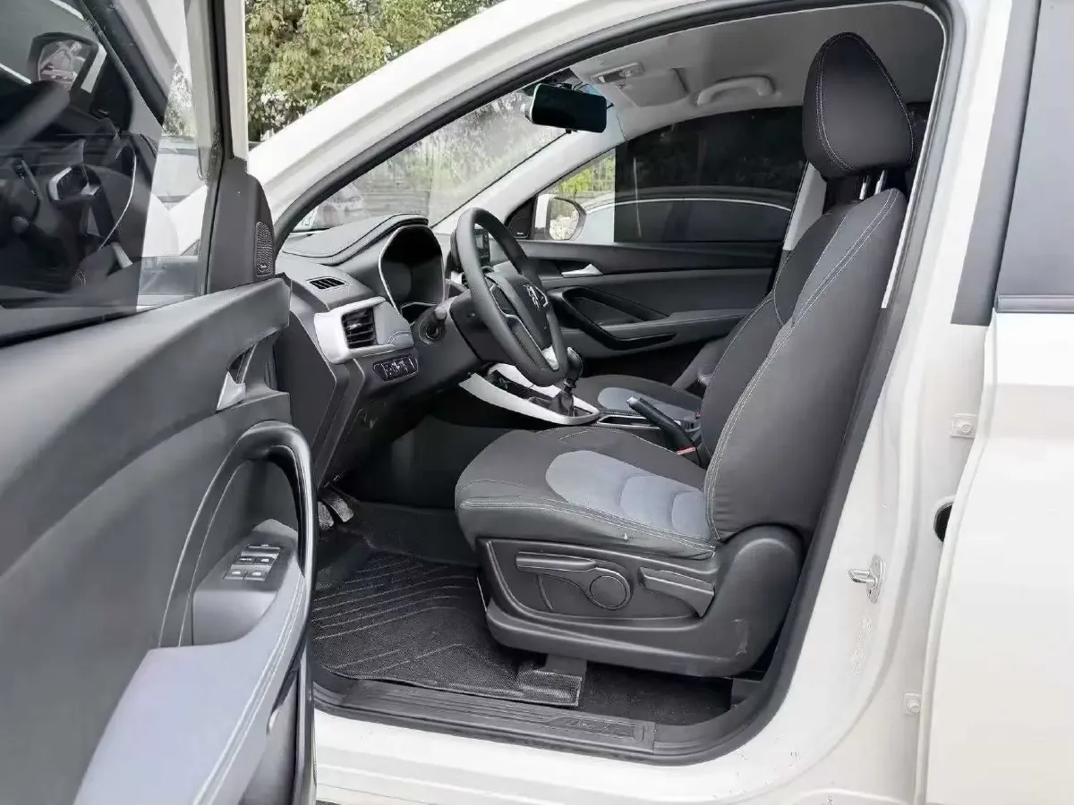 2018 BaoJun 530 1.5T 150HP L4 6MT,autocango,china used car exporter,china ev exporter,chinese used car exporter,chinese used ev exporter