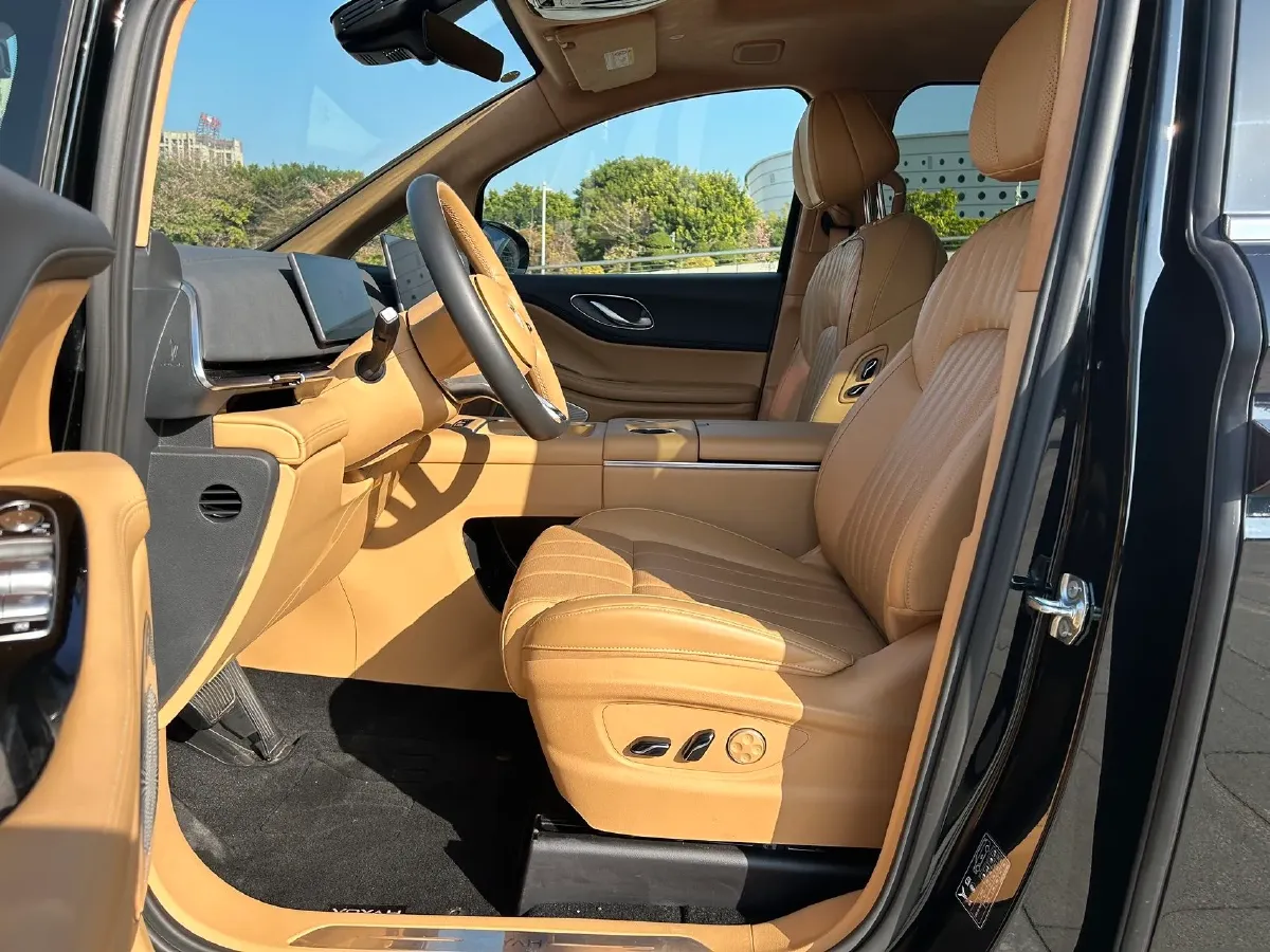 2025 Voyah Dream 1.5T 150HP L4 PHEV 41.7KWH,autocango,china used car exporter,china ev exporter,chinese used car exporter,chinese used ev exporter