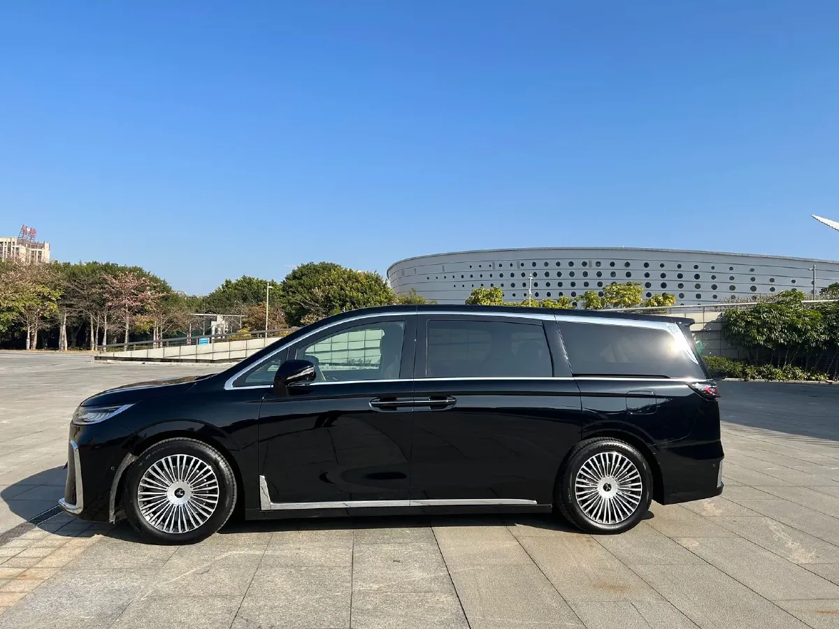 2025 Voyah Dream 1.5T 150HP L4 PHEV 41.7KWH,autocango,china used car exporter,china ev exporter,chinese used car exporter,chinese used ev exporter