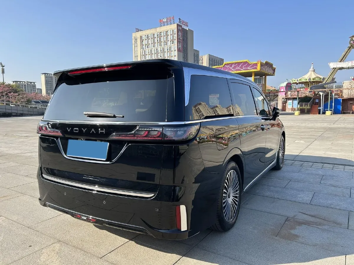 2025 Voyah Dream 1.5T 150HP L4 PHEV 41.7KWH,autocango,china used car exporter,china ev exporter,chinese used car exporter,chinese used ev exporter