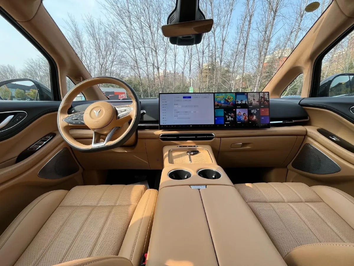 2025 Voyah Dream 1.5T 150HP L4 PHEV 41.7KWH,autocango,china used car exporter,china ev exporter,chinese used car exporter,chinese used ev exporter