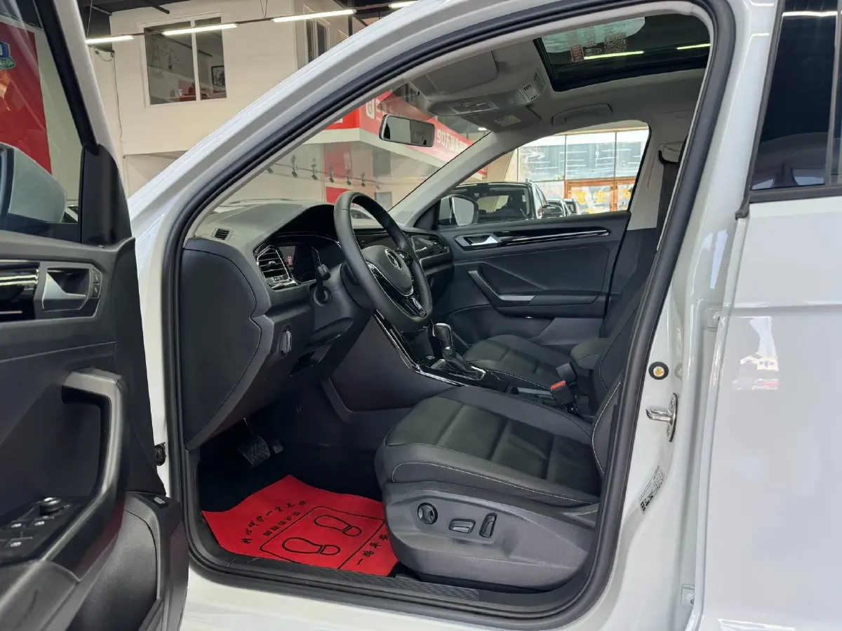 2022 Volkswagen T-Roc 1.4T 150HP L4 7DCT,autocango,china used car exporter,china ev exporter,chinese used car exporter,chinese used ev exporter