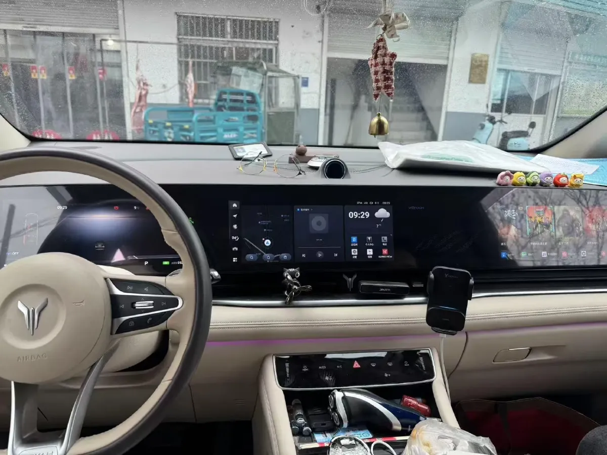 2024 Voyah Dream 1.5T 150HP L4 PHEV 43KWH,autocango,china used car exporter,china ev exporter,chinese used car exporter,chinese used ev exporter