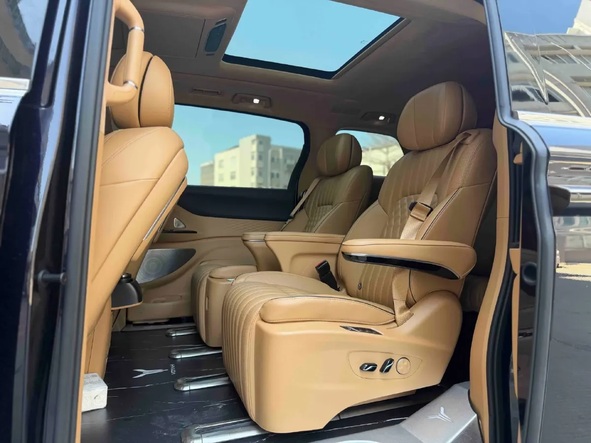 2024 Voyah Dream 1.5T 150HP L4 PHEV 43KWH,autocango,china used car exporter,china ev exporter,chinese used car exporter,chinese used ev exporter