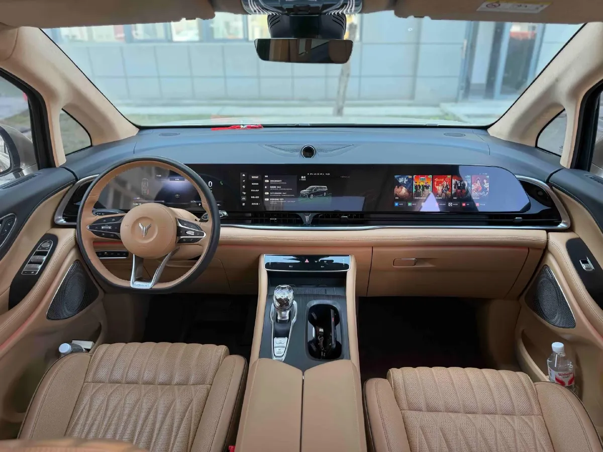 2024 Voyah Dream 1.5T 150HP L4 PHEV 43KWH,autocango,china used car exporter,china ev exporter,chinese used car exporter,chinese used ev exporter