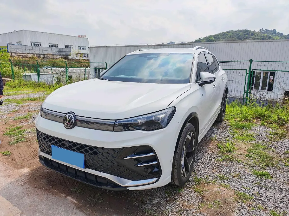 2024 Volkswagen Tiguan L 2.0T 186HP L4 7DCT,autocango,china used car exporter,china ev exporter,chinese used car exporter,chinese used ev exporter