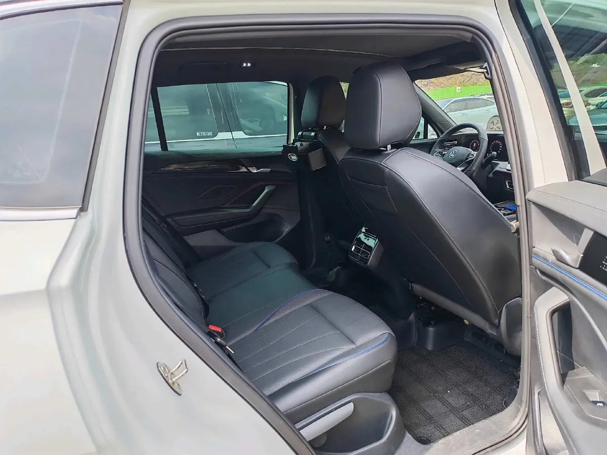 2024 Volkswagen Tiguan L 2.0T 186HP L4 7DCT,autocango,china used car exporter,china ev exporter,chinese used car exporter,chinese used ev exporter