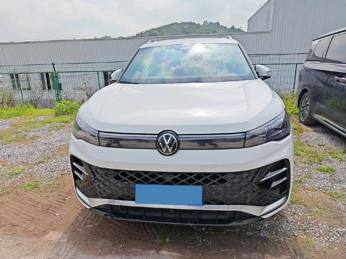 2024 Volkswagen Tiguan L 2.0T 186HP L4 7DCT,autocango,china used car exporter,china ev exporter,chinese used car exporter,chinese used ev exporter