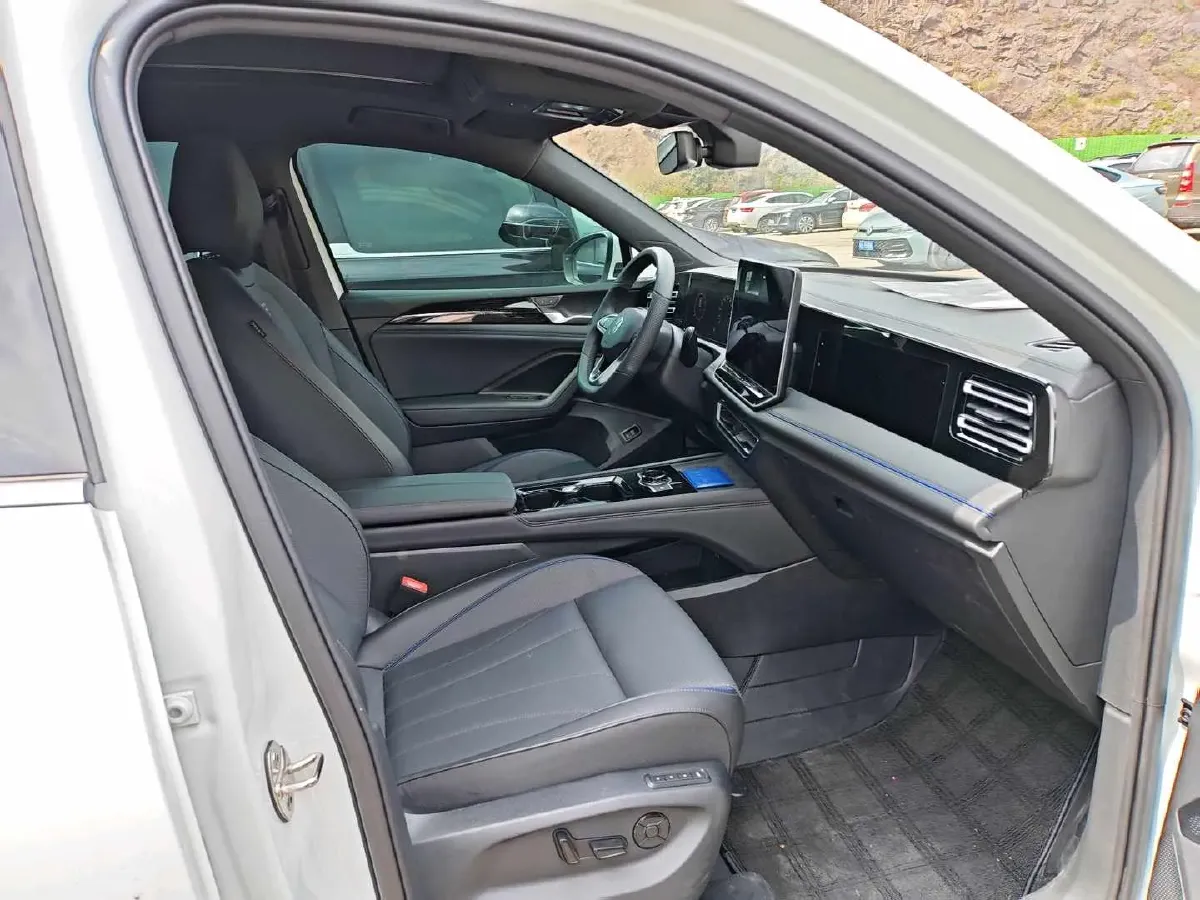 2024 Volkswagen Tiguan L 2.0T 186HP L4 7DCT,autocango,china used car exporter,china ev exporter,chinese used car exporter,chinese used ev exporter