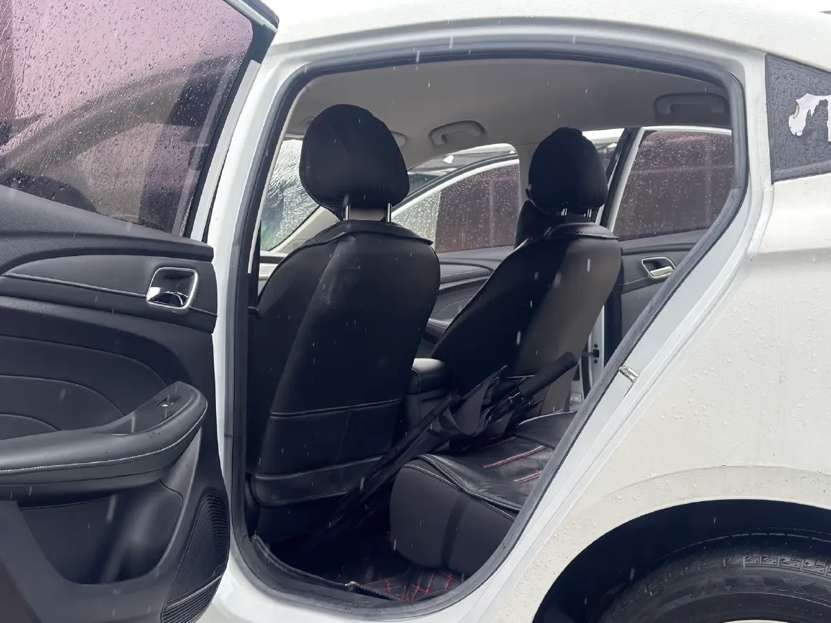 2020 Roewe i5 1.5L 120HP L4 5MT,autocango,china used car exporter,china ev exporter,chinese used car exporter,chinese used ev exporter