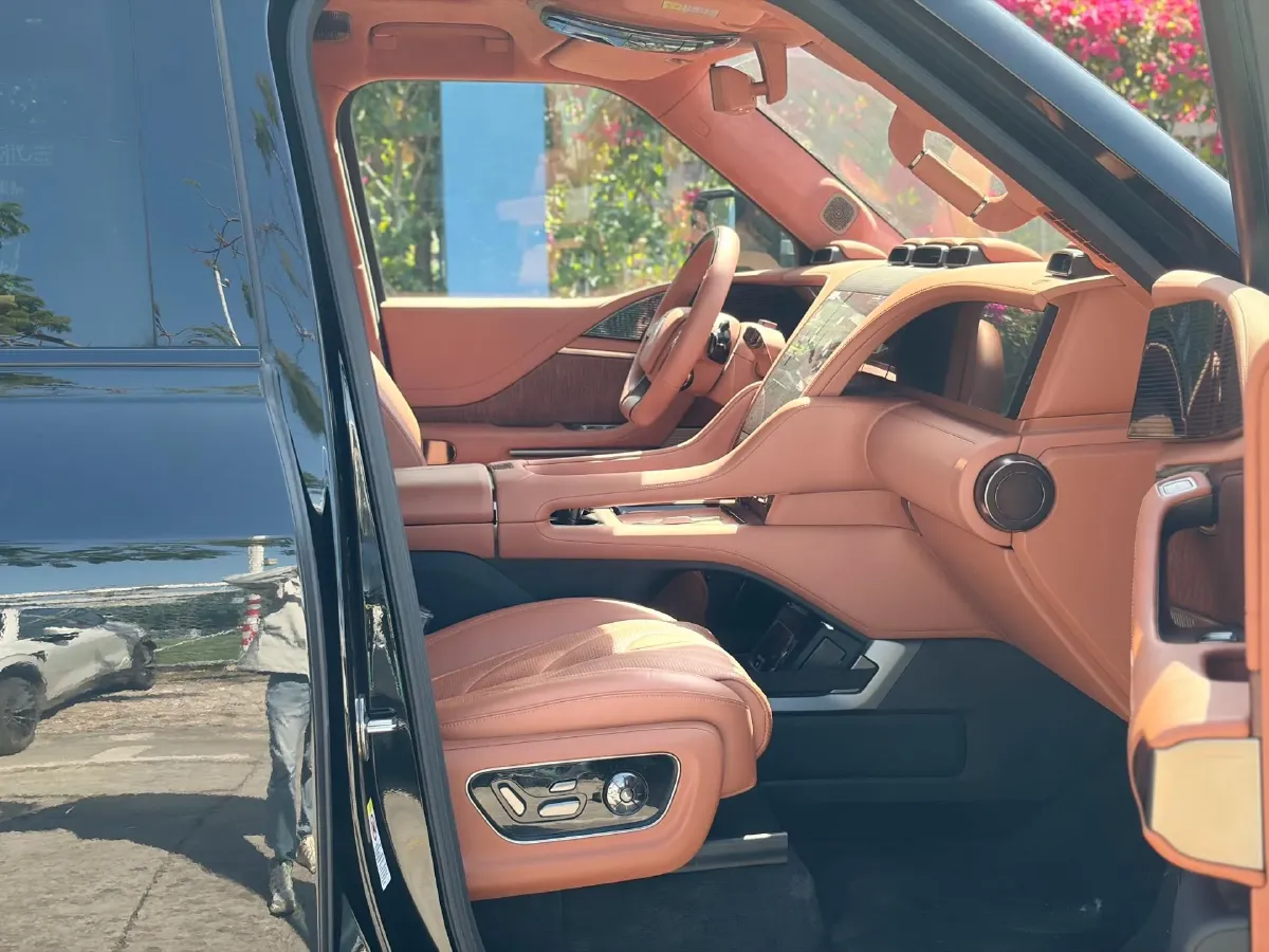 2023 YangWang U8 2.0T 272HP L4 REEV 49.05KWH,autocango,china used car exporter,china ev exporter,chinese used car exporter,chinese used ev exporter