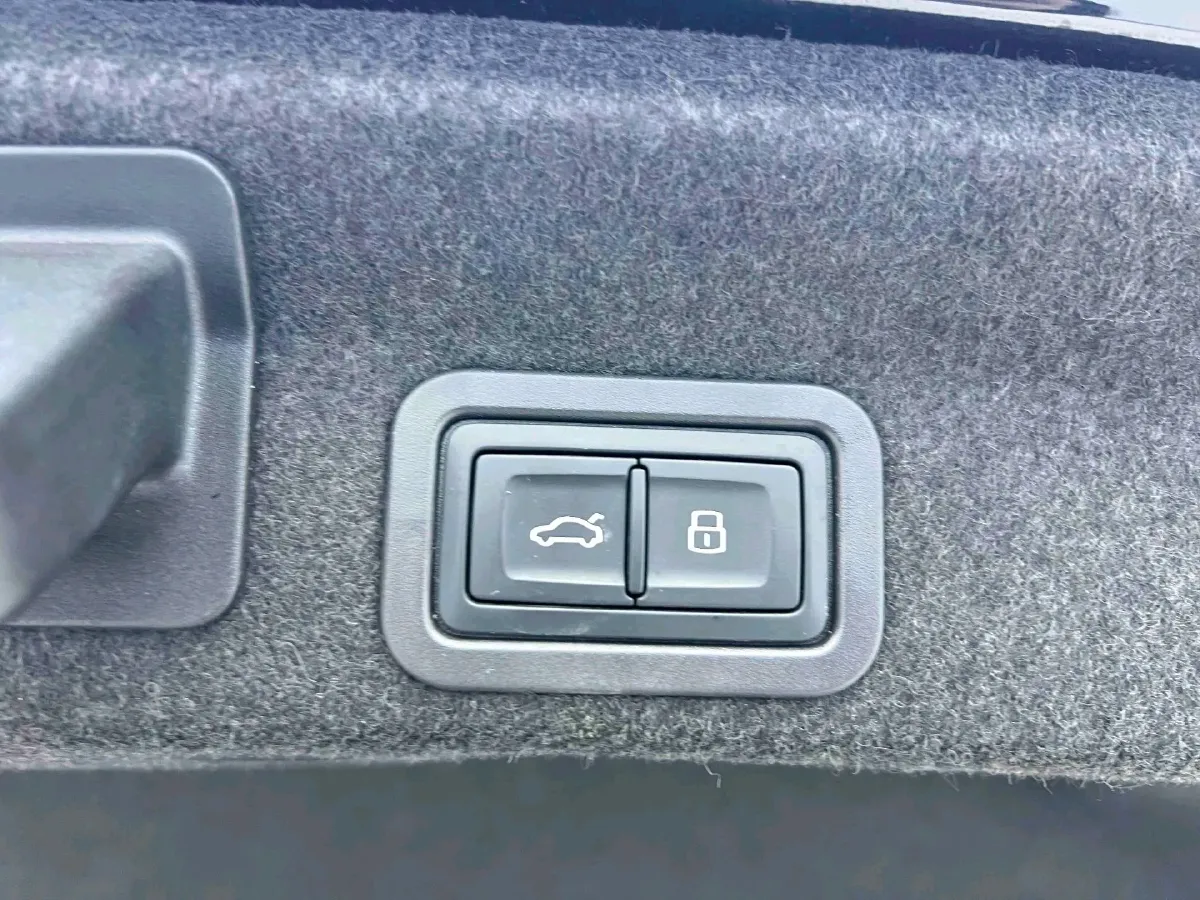 2023 Volkswagen GolfGTI 2.0T 220HP L4 7DCT,autocango,china used car exporter,china ev exporter,chinese used car exporter,chinese used ev exporter