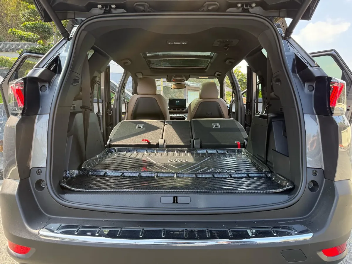 2023 Peugeot 5008 1.8T 211HP L4 8AT,autocango,china used car exporter,china ev exporter,chinese used car exporter,chinese used ev exporter