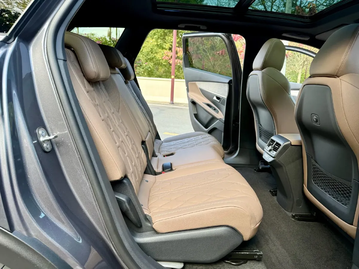 2023 Peugeot 5008 1.8T 211HP L4 8AT,autocango,china used car exporter,china ev exporter,chinese used car exporter,chinese used ev exporter