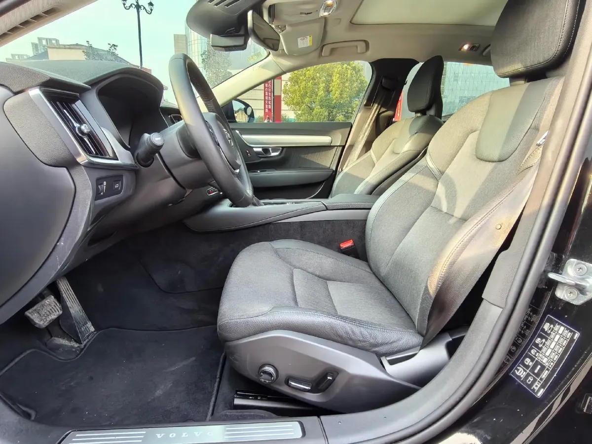 2019 Alfa Romeo Giulia 2.0T 280HP L4 8AT,autocango,china used car exporter,china ev exporter,chinese used car exporter,chinese used ev exporter