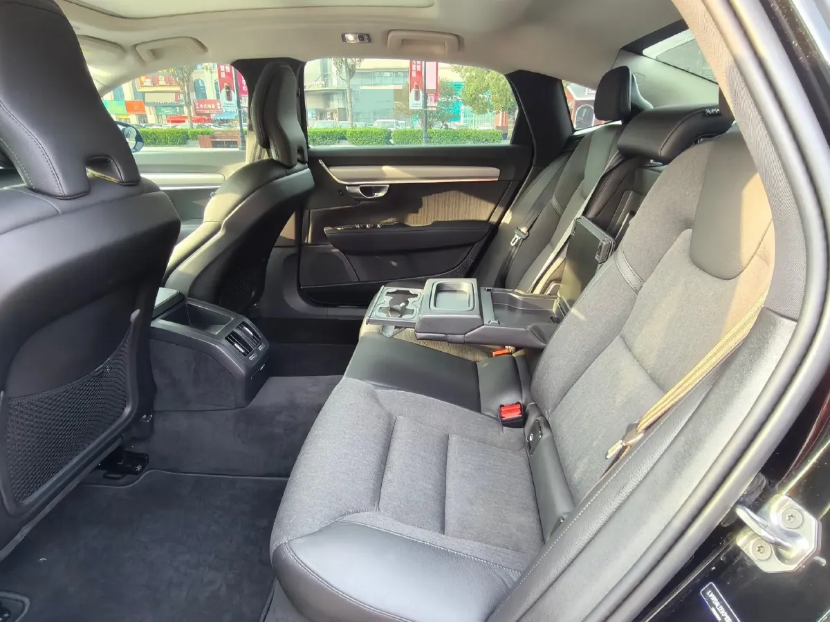 2019 Alfa Romeo Giulia 2.0T 280HP L4 8AT,autocango,china used car exporter,china ev exporter,chinese used car exporter,chinese used ev exporter