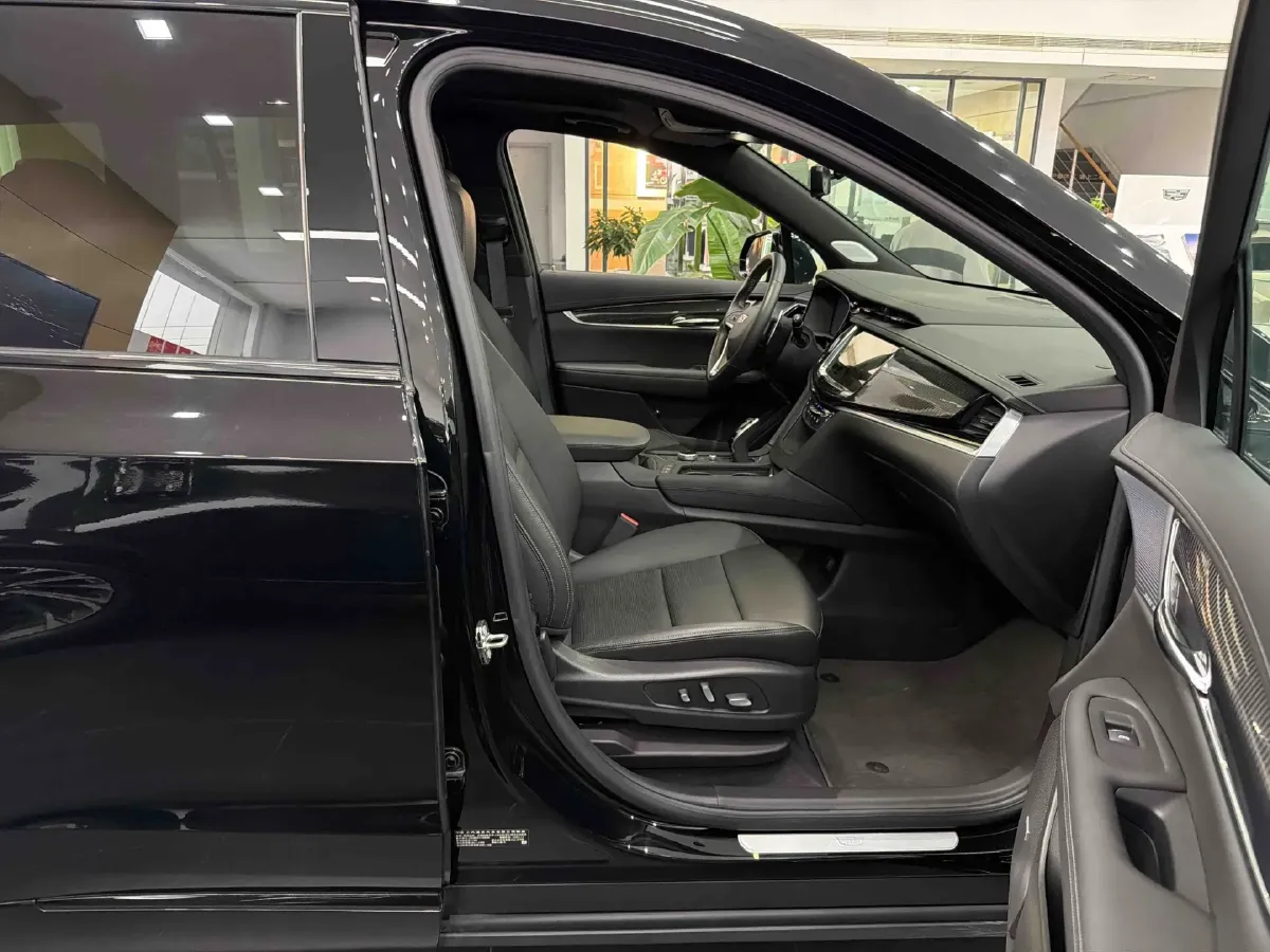 2025 Cadillac XT6 2.0T 237HP L4 9AT,autocango,china used car exporter,china ev exporter,chinese used car exporter,chinese used ev exporter