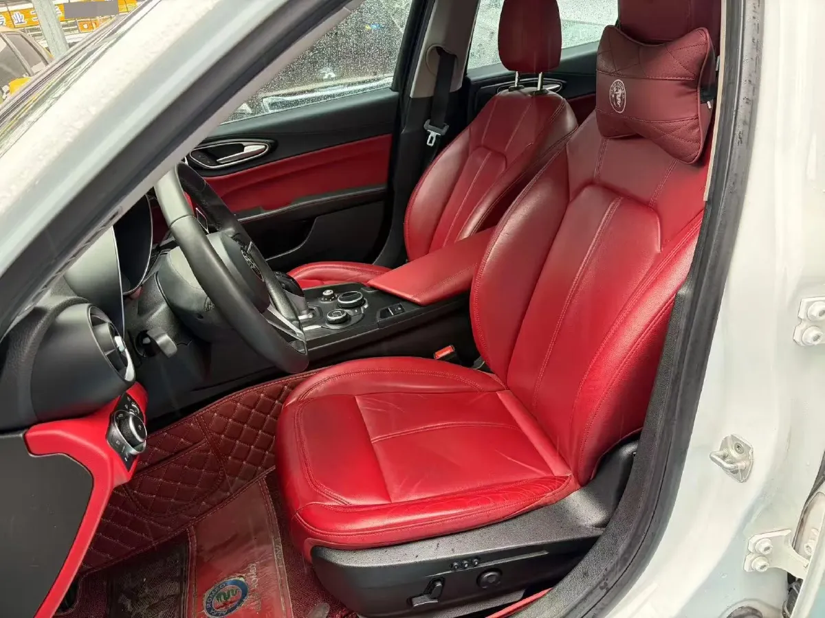 2017 Alfa Romeo Giulia 2.0T 200HP L4 8AT,autocango,china used car exporter,china ev exporter,chinese used car exporter,chinese used ev exporter