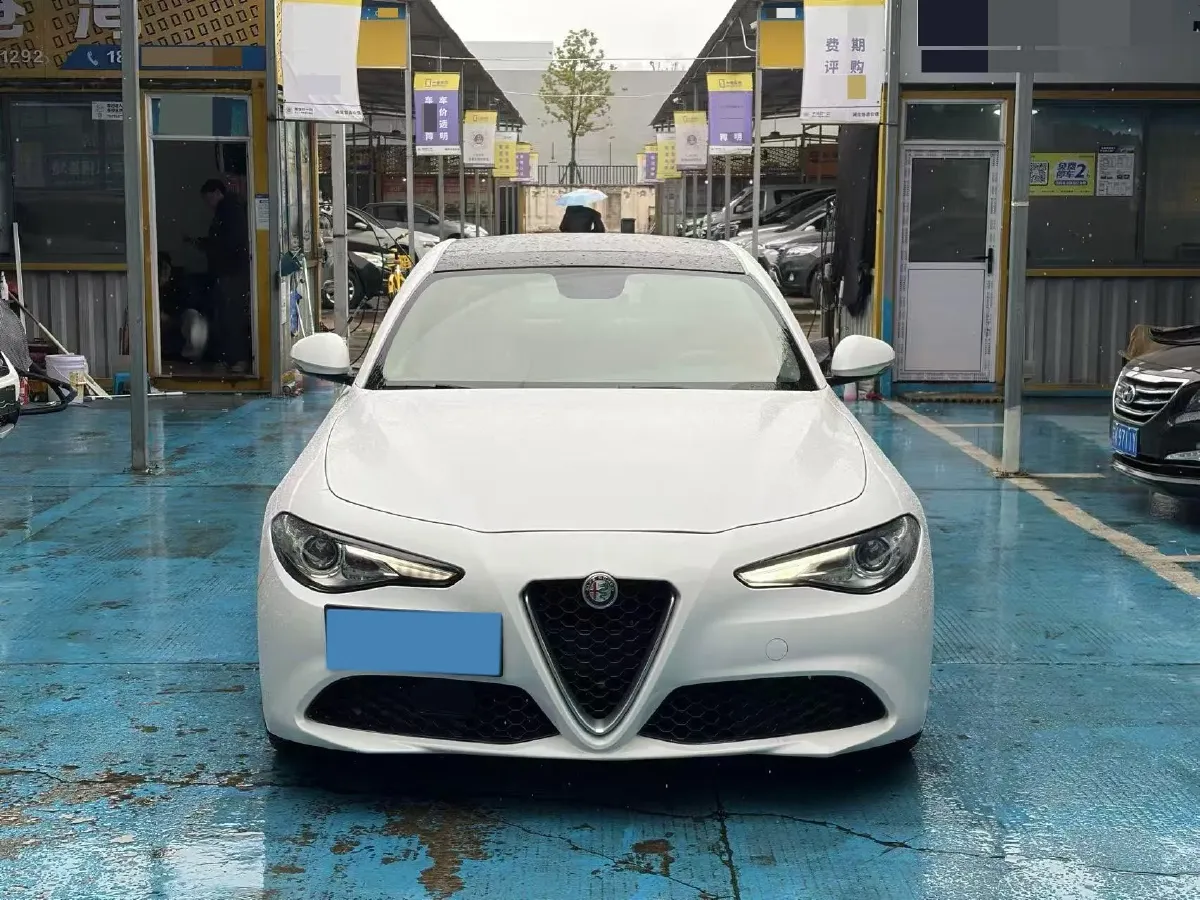 2017 Alfa Romeo Giulia 2.0T 200HP L4 8AT,autocango,china used car exporter,china ev exporter,chinese used car exporter,chinese used ev exporter