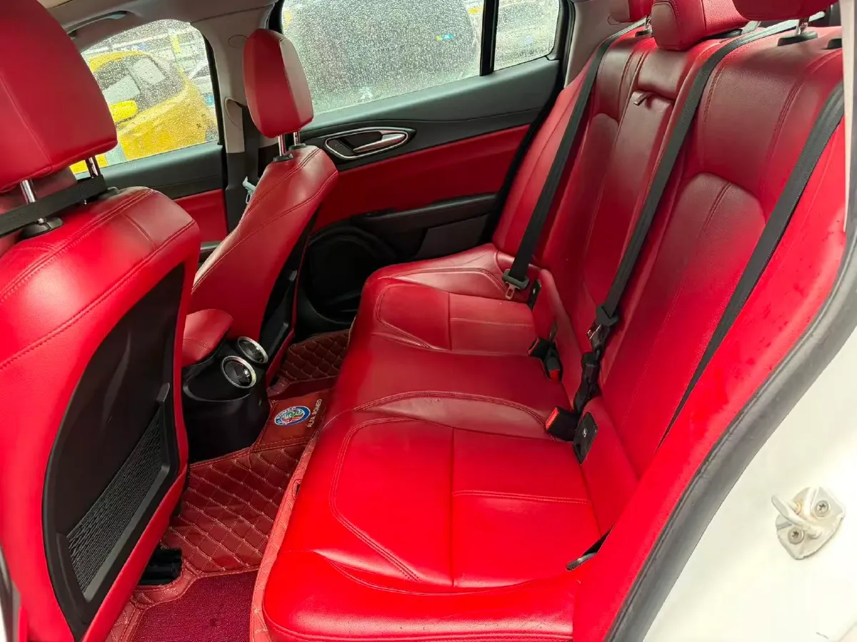 2017 Alfa Romeo Giulia 2.0T 200HP L4 8AT,autocango,china used car exporter,china ev exporter,chinese used car exporter,chinese used ev exporter