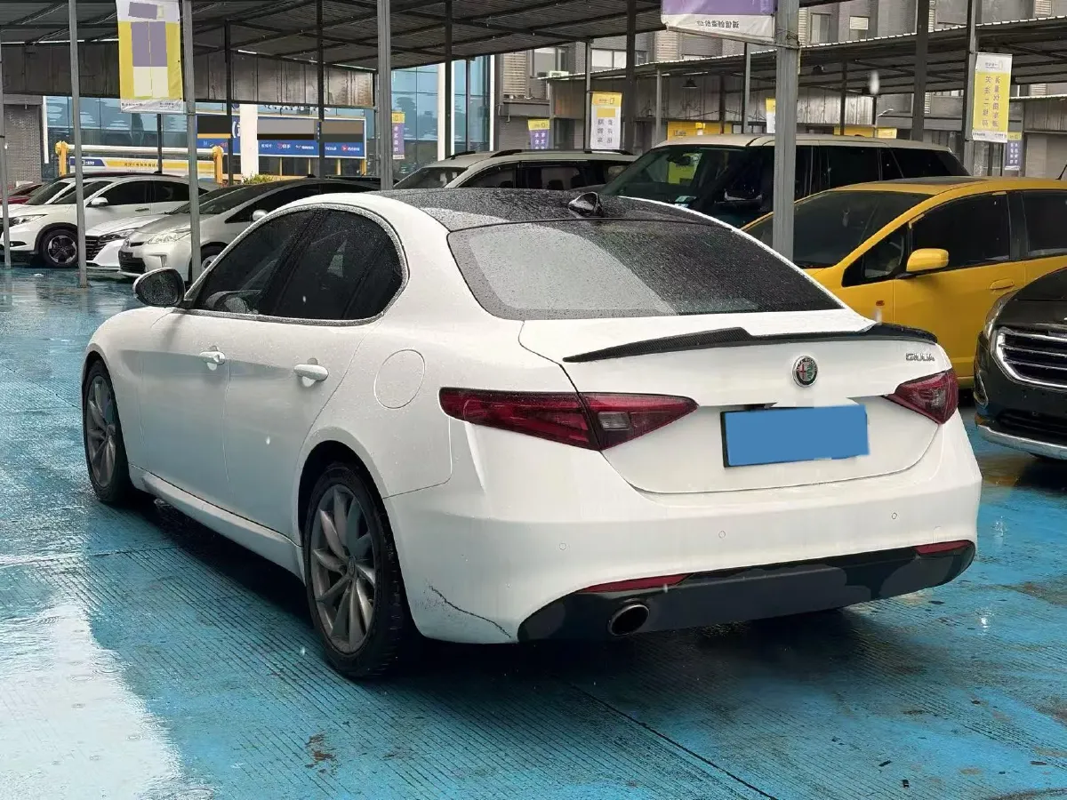 2017 Alfa Romeo Giulia 2.0T 200HP L4 8AT,autocango,china used car exporter,china ev exporter,chinese used car exporter,chinese used ev exporter