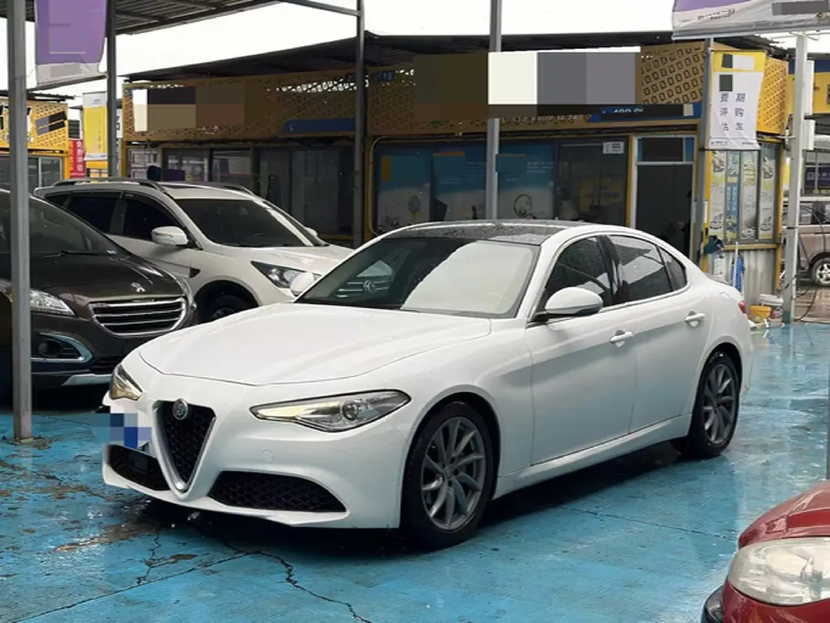 2017 Alfa Romeo Giulia 2.0T 200HP L4 8AT,autocango,china used car exporter,china ev exporter,chinese used car exporter,chinese used ev exporter
