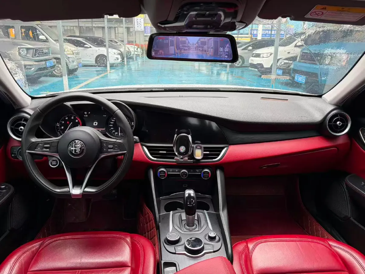 2017 Alfa Romeo Giulia 2.0T 200HP L4 8AT,autocango,china used car exporter,china ev exporter,chinese used car exporter,chinese used ev exporter