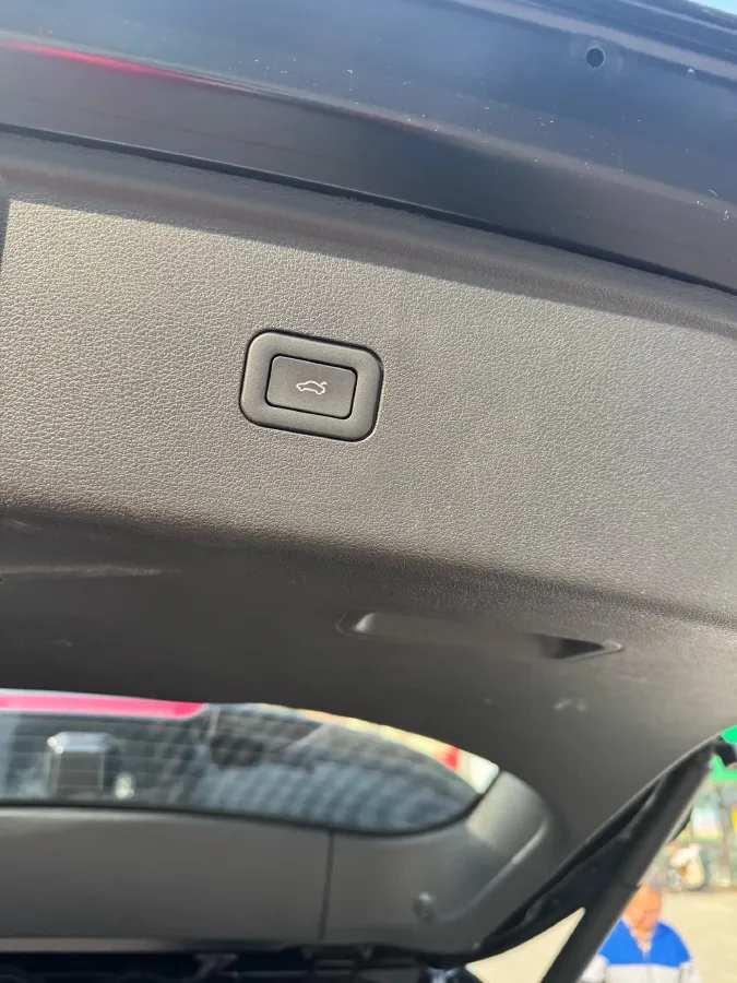 2025 HongQi HS5 2.0T 252HP L4 8AT,autocango,china used car exporter,china ev exporter,chinese used car exporter,chinese used ev exporter