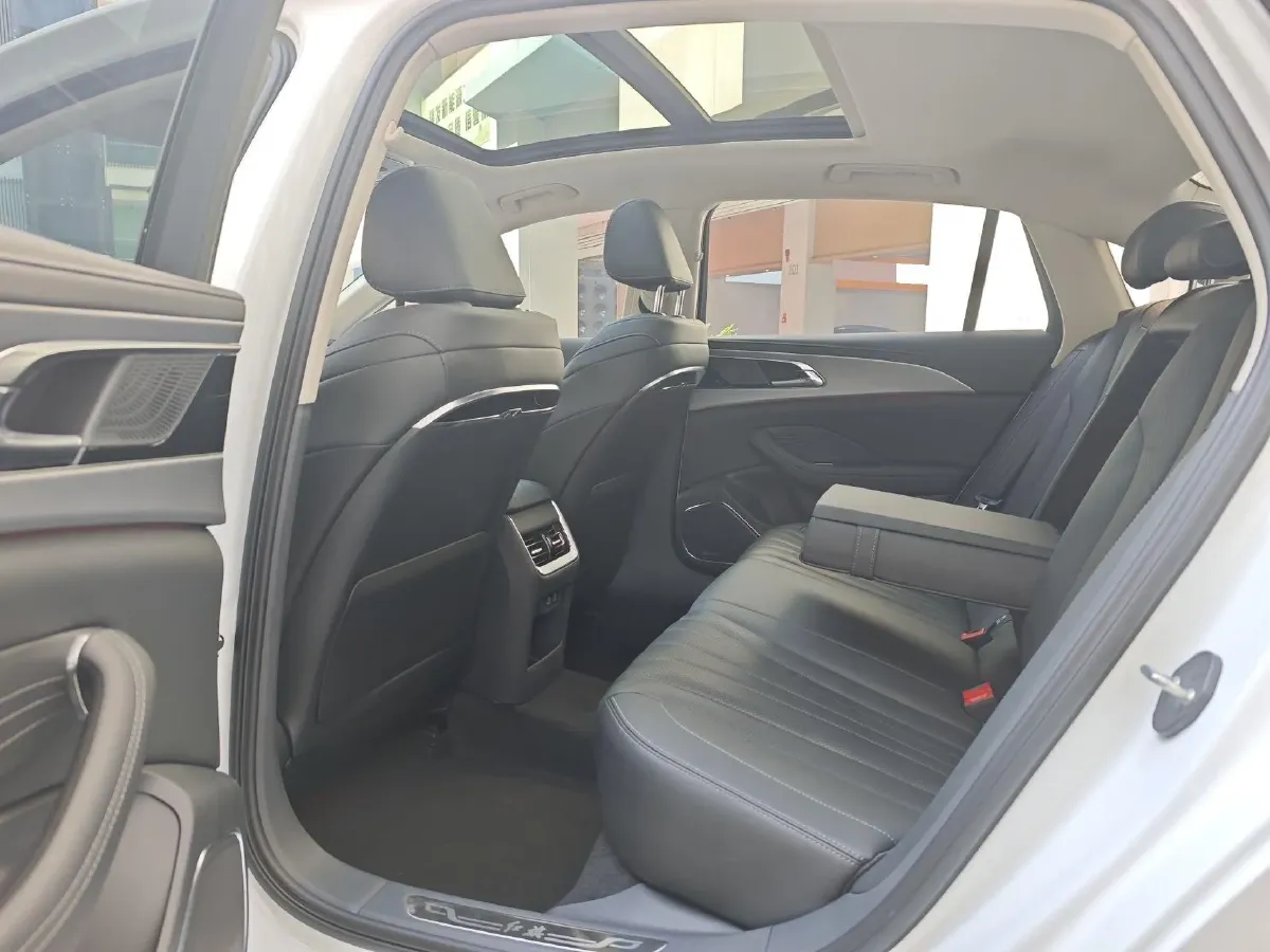 2024 HongQi H5 2.0T 224HP L4 8AT,autocango,china used car exporter,china ev exporter,chinese used car exporter,chinese used ev exporter