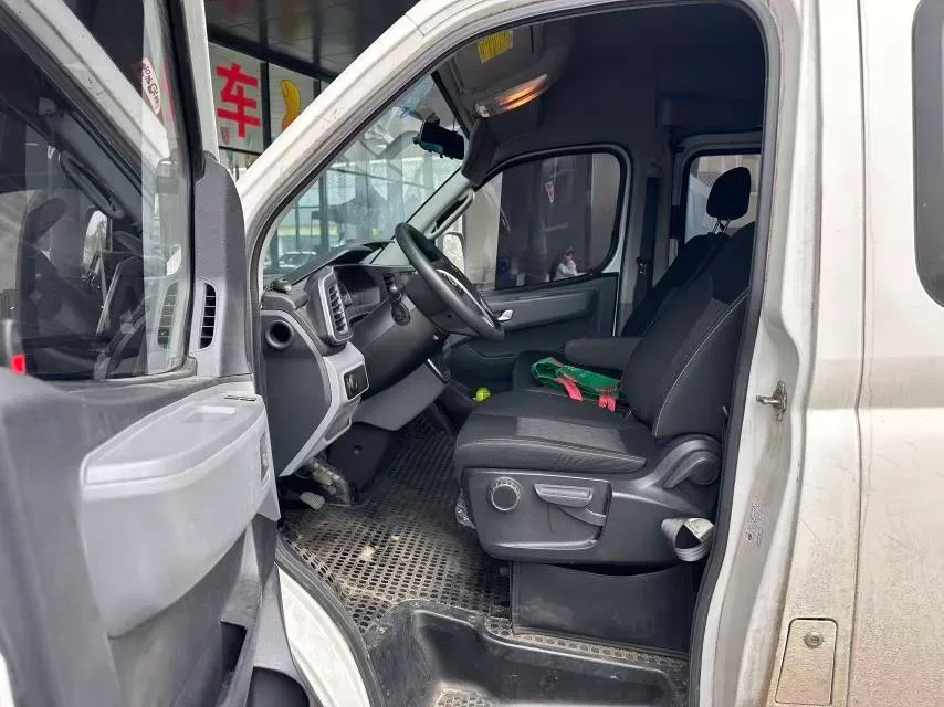 2021 MAXUS XinTu V80 2.0T 127HP L4 6MT,autocango,china used car exporter,china ev exporter,chinese used car exporter,chinese used ev exporter